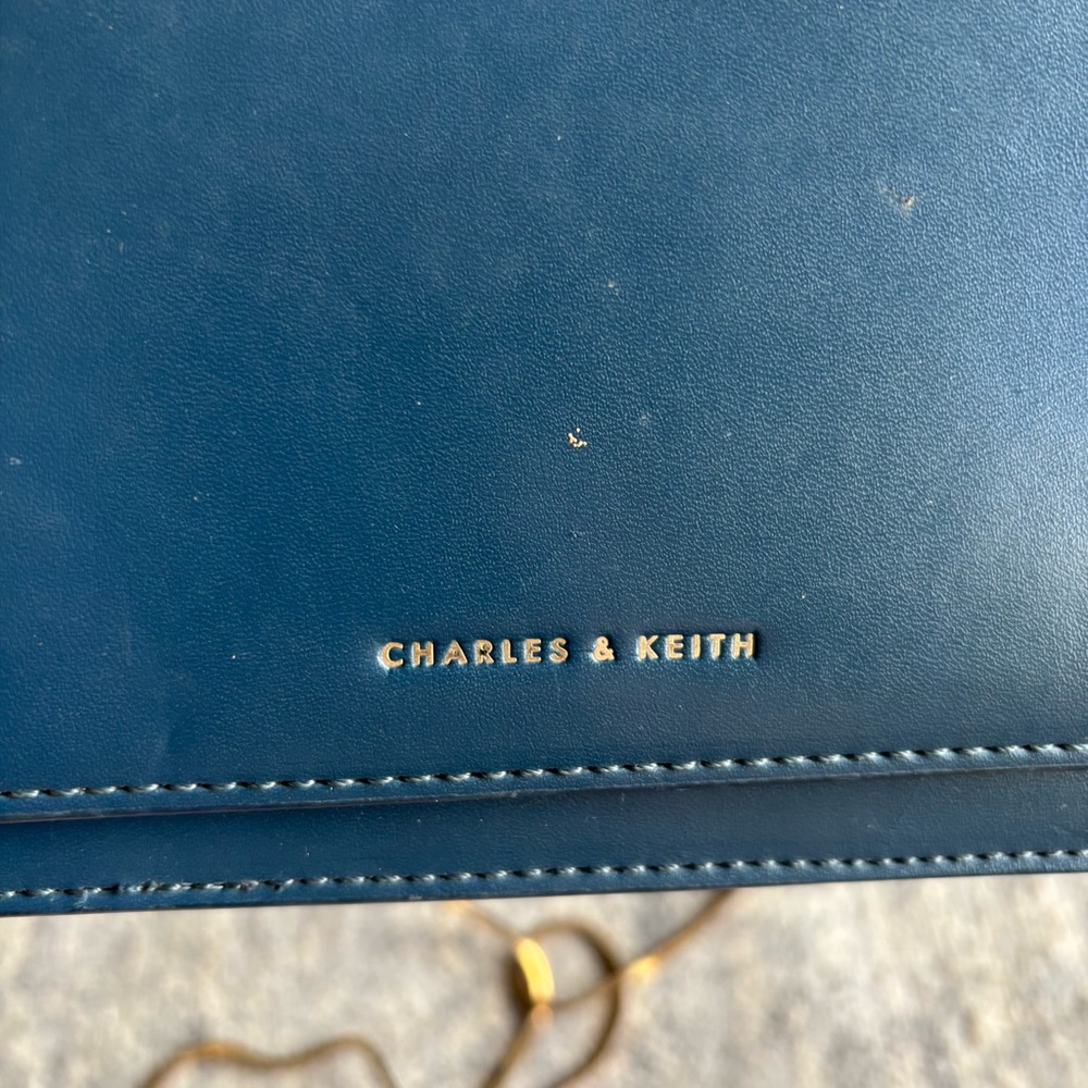 CHARLES & KEITHBasic Front-Flap Clutch
Pre-Owned - Picture 5 of 10